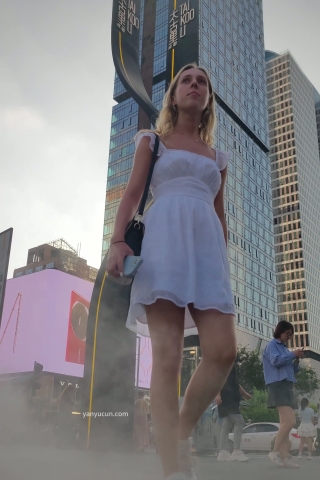 XM225白色连衣裙外国小姐姐和男朋友逛街，灰色丁字裤