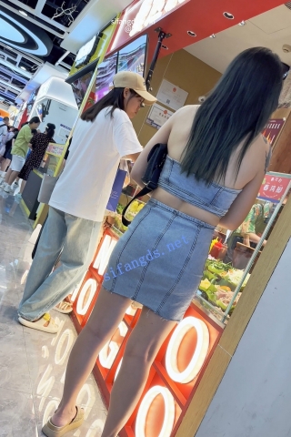 trump1107【KFC】牛仔裙少妇逛街。穿着暴露。黑色骚丁前后CD