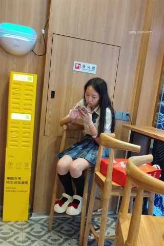 XM281黑丝JK小美女奶茶店买奶茶，白色内内