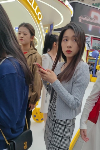 XM251格子短裙小姐姐和男朋友逛街，蓝色内内