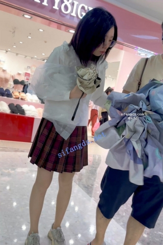 trump1187【KFC】制服JK学生妹和男友逛街。肉色丝袜紫色可爱内内