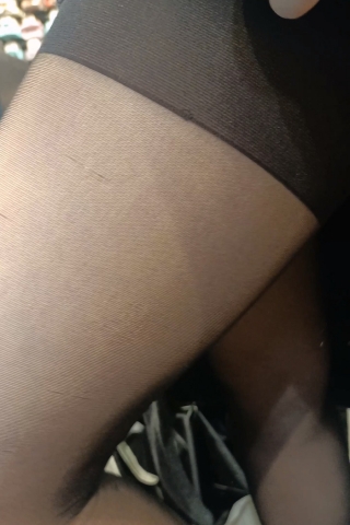 美女饰品店自扯开裆黑丝袜秀肥嫩美腿mzzc0011