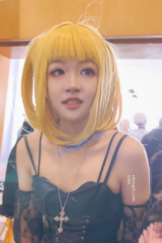 trump1294【KFC】萌妹COSER和闺蜜逛街拍照·大眼睛网袜黑色蕾丝内贴着CD