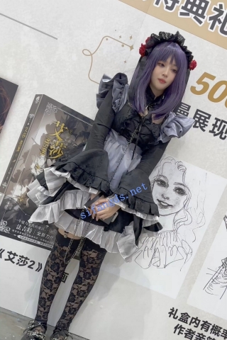 trump1122【KFC】女仆COSER独自逛街拍照。黑丝袜黄色窄内前后CD