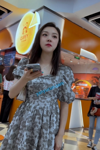 trump1412【KFC】长裙少妇逛街玩手机·光腿粉色窄内全程跟拍