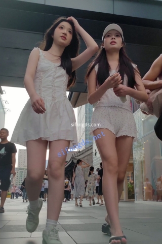 CS004【CSCD】白色连衣裙极品清纯美女和朋友们出来逛街