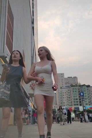 XM233白色包臀裙丰满小姐姐和闺蜜逛街，白色窄内