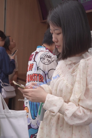 (BC-AA-438)花裙少妇买奶茶..裙边被风吹起露出完整白内裤