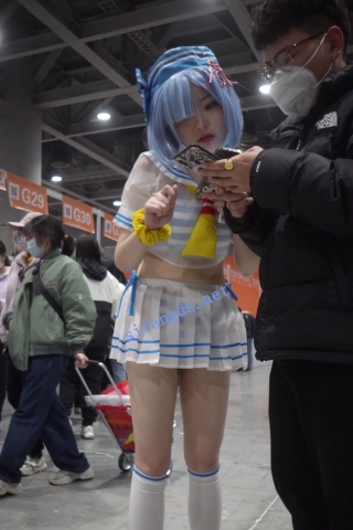 【xxn-240】蕾姆泳装小姐姐..逛摊位多次弯腰被CD条纹内