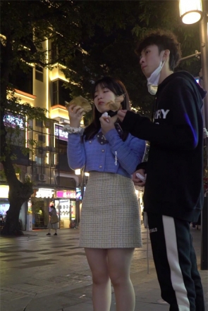 【YZWCD】YC689微胖小姐姐和男友逛街！性感黑色窄N！