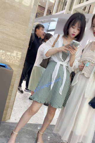 trump1081【KFC】长裙少妇和闺蜜逛街。白色内内穿出一个沟。前后CD