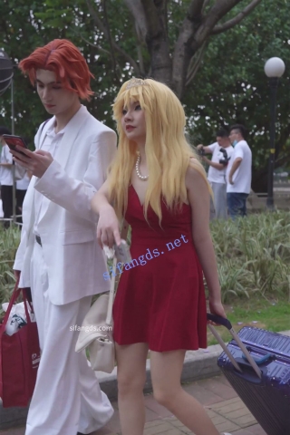 【xxn-312】吊带红裙金发美女..蕾丝边可爱卡通内一路跟拍