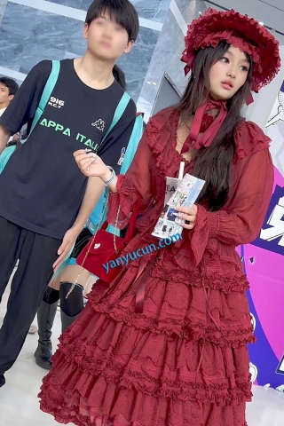 trump1443【KFC】洛丽塔学生妹·以为长裙就放心穿了透明内·露出黑森林