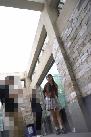 kc1431（空城原创）JK裙小姐姐和男友逛公园，彩虹NN包裹肉臀