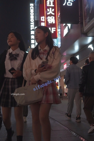 (BC-AA-379)制服jk学妹镜头前弯腰..屁股夹住花窄内上楼梯