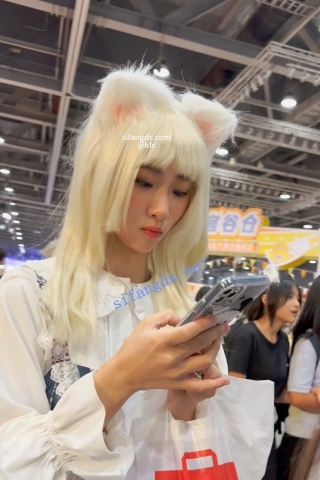 trump1110【KFC】长裙洛丽塔学生妹独自逛街拍照。灰色内内低角度CD