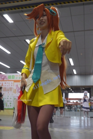 【xxn-229】黄裙cos小姐姐穿紫色丝袜逛街..蕾丝边粉内弯腰CD