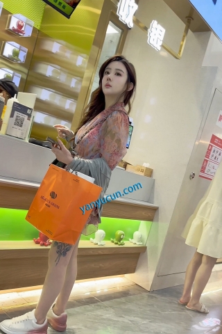 trump1377【KFC】整容脸骚货逛街·翘起屁股夹寿司内衬下露出半个内裤