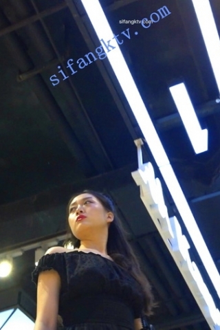 kc121（空城原创）商场偶遇精致长相妹子，裤裙裆部那片布无用