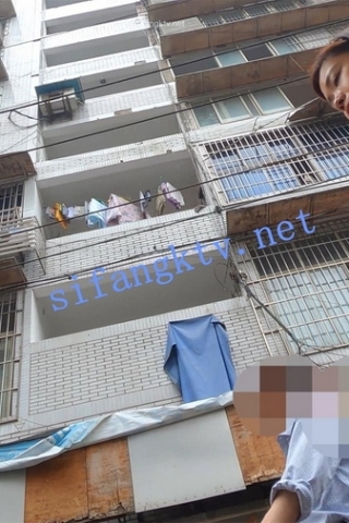 kc399（空城原创）菜市场买菜的格子裙少妇，蕾丝边紫N包裹肉臀