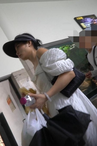 kc1498（空城原创）白裙少妇带孩子逛公园，紫色蕾丝透明N裹肉臀