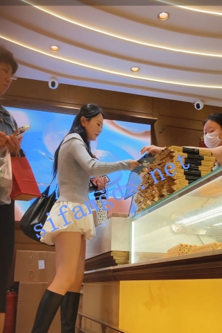 csg009原创抄底薄丝靴子欣赏美人美腿