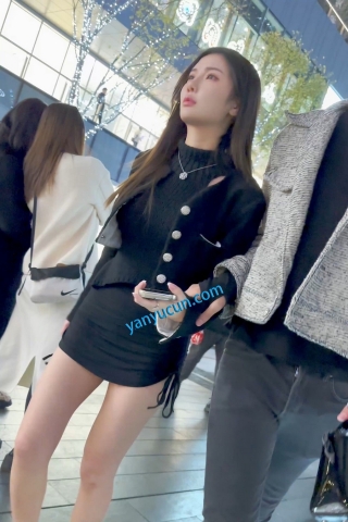 trump1369【KFC】骚货和帅男友逛街·为了美裙子太短露出屁股·黑色骚丁