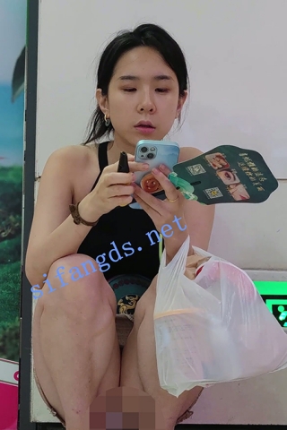 CS044【CSCD】黄色超短裙小姐姐累了蹲着休息，粉色内内