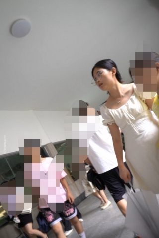 kc1482（空城原创）白裙眼镜少妇逛公园，波点粉N包裹肉臀