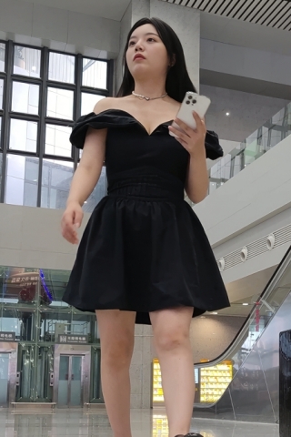 XM181黑色连衣裙小姐姐车站排队等车，蓝色内屁股半透明