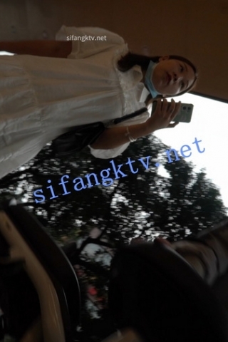 kc837（空城原创）带着孩子逛街的白裙少妇，淡灰N包裹肉臀