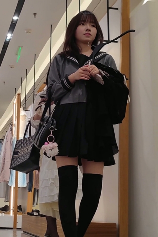 XM190JK黑丝小美女和闺蜜逛街可惜那个是打底，白色内