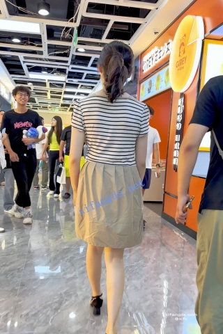 trump1208【KFC】清纯少妇和男友逛街。清澈的眼睛短裙窄内前后CD