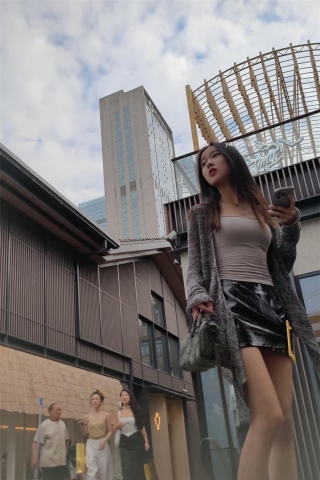 XM315极品美女和闺蜜逛街，一个白色内，一个丁字裤