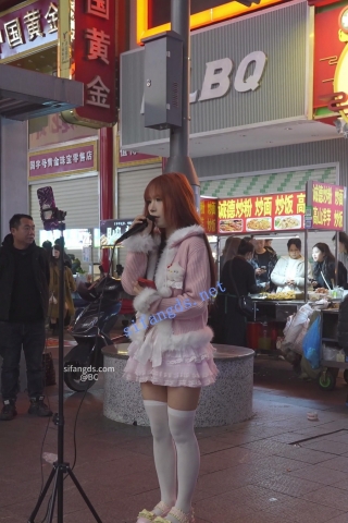 (BC-SSS-073)女嘉宾路边直播唱歌..弯腰被抄底..可爱又骚气十足