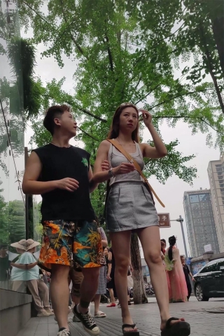 XM250银色超短皮裙美女和男朋友出来游玩，白色窄内