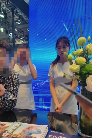 CS099【CSCD】车展礼仪小姐姐专心接待顾客后面抄底，灰色内