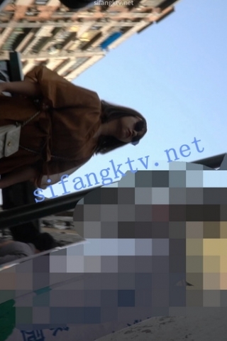 kc690（空城原创）接孩子的棕裙墨镜少妇，薄丝黑N