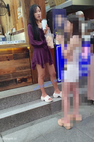 CS117【CSCD】紫色连衣裙小姐姐和闺蜜排队买东西，黄色内内