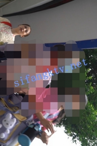 kc843（空城原创）接孩子放学的长裙美艳少妇，花N若隐若现