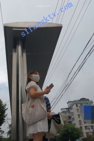 kc382（空城原创）等公交车的清纯白裙学妹，天蓝小N夹翅膀