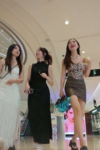 XM221棕色皮裙小姐姐和闺蜜逛街，条纹内内