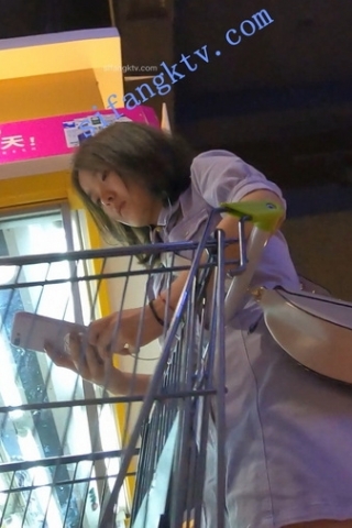 kc390（空城原创）超市购物的牛仔裙可爱妹子，带可爱图案的白N