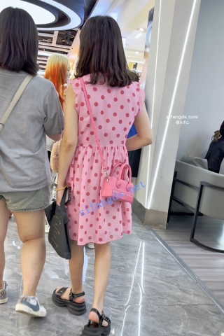 trump1177【KFC】粉色长裙靓女和闺蜜逛街。透明骚内露出一片黑森林