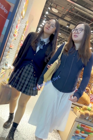 trump1258【KFC】JK制服学生妹和闺蜜逛街。肉色丝袜小熊可爱内内
