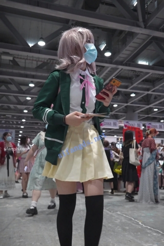 【xxn-230】制服jk小姐姐和同伴逛街..黑色过膝袜配白内前后拍