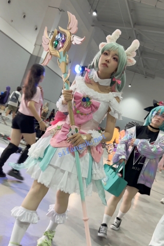 trump1332【KFC】可爱COSER瑶妹独自逛街拍照·白色碎花内内前后低角度CD