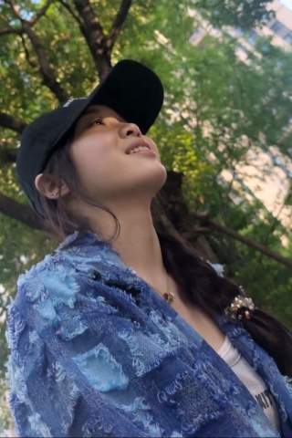 mt039【独家原创】鸭舌帽女大生齐臀蓝衣下的美白腿