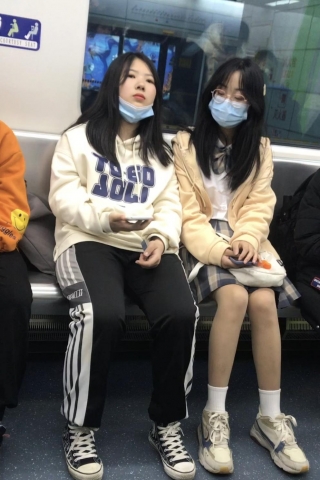 TK385-原创 投稿 抄底k蓝裙超薄肉丝可爱眼镜妹子