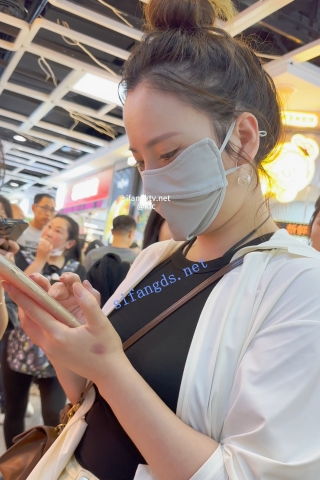 trump987【KFC】短裙少妇专注买小吃。奇怪内内。前拍微透黑森林